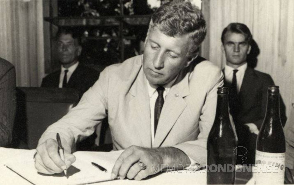 || Dealmo Selmiro Poersch foi o prefeito municipal nomeado de Marechal Cândido Rondon, durante o vigência da legislação que definia os municípios de segurança Nacional, ele nascido em abril de 1931.
Ao fundo, a direita, o extensionista da então Acarpa, Felipe Laginski.
Imagem: Acervo Fundo Fotográfico de Marechal Cândido Rondon - FOTO 1 -