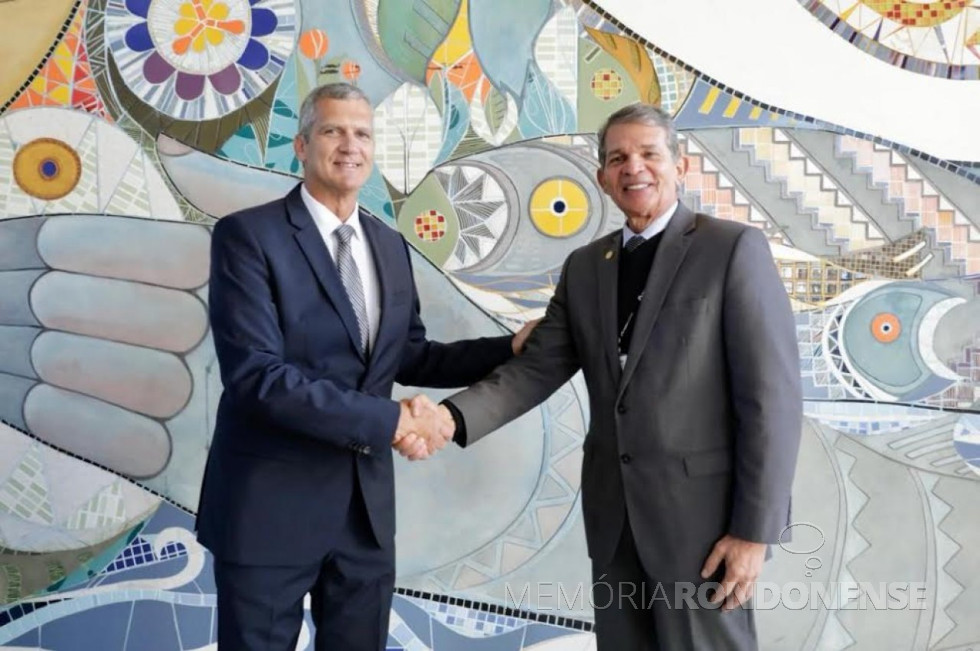 || General Eduardo Castanheira Garrido Alves (e) cumprimentado pelo General Joaquim Silva e Luna, diretor-geral brasileiro de Itaipu Binacional, após sua posse como diretor superintendente do PTI, em começo de julho de 2019.
Imagem: Acervo Fábio Campana - Curitiba - FOTO 16 -