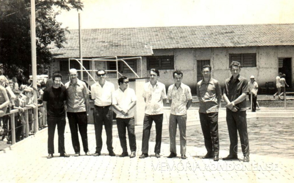 || Diretores do Clube Concórdia eleitos em fevereiro de 1971. Da esquerda para a direita: Valdomiro de Oliveira, Edmundo Granich, Amário Saatkamp, o médico Hélio Sakuragui, Alcido Port, Zenon Dipp, Eugênio Müller e Auri Osmar Zart. 
Imagem: Acervo Gustavo Port - FOTO 10-