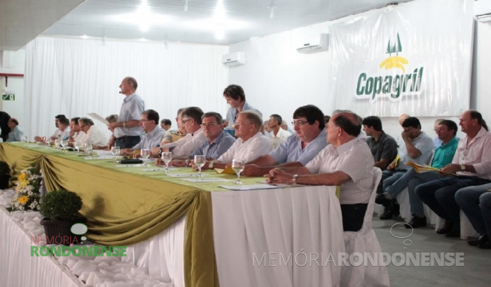 || Ricardo Silvio Chapla, diretor-presidente da Copagril saudando autoridades, convidados e cooperados na abertura da Assembleia Geral Ordinária de Prestação de Contas 2015 e Conselho Fiscal. 
Da esquerda para a direita: Paulo Rodrigo Copetti, presidente da Associação Comercial e Empresarial de Marechal Cândido Rondon - ACIMACAR -;  2º, 3º e 4º - não identificados; Ricardo Silvio Chapla (em pé);  Elóio Darci Podkowa - diretor vice-presidente da Copagril, Valter Vanzella (meio-rosto e camisa amarela listrada), diretor-presidente da Frimesa Cooperativa Central; 8º - não identificado; Silvestre Cóttica - vice-prefeito municipal de Marechal Cândido Rondon; Valdemar Kaiser, presidente do Sindicato Rural de Marechal Cândido Rondon; 11º e 12º - não identificados. 
Imagem: Imprensa Copagril - FOTO 8 - 