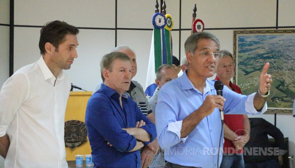 || Pepe Richa, secretário de Infraestrutura e Logística, anunciando a assinatura de Ordem de Serviço para a construção do contorno rodoviário Oeste, em Marechal Cândido Rondon, em solenidade na Prefeitura Municipal.
Da esquerda à direita: prefeito municipal Marcio Andrei Rauber, deputado estadual Elio Rusch, vereador Pedro Rauber, presidente da Câmara Municipal de Marechal Rondon; vereador Valdir Port, secretário Pepe Richa e Marcos Wickert (camisa vermelha), secretário de Saúde de Quatro Pontes.
Imagem: Acervo Marechal News - FOTO 10 -