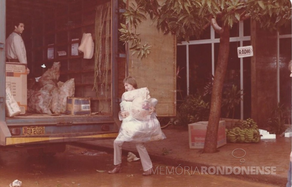 || Jornalista Airton Kramer ajudando no carregamento dos donativos. 
Imagem: Acervo Memória Rondonense - FOTO 7 - 