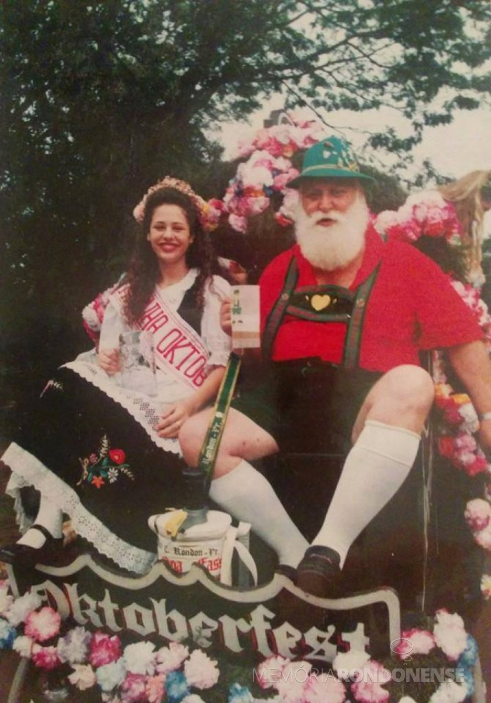 || Helio Elpídio Zachow, o insuperável Opa Fass, das Oktoberfeste de Marechal Cândido Rondon, acompanhada com Rainha da festa, Tatiane Laborde, ele falecido em maio de
Imagem: Arquivo NIDEQ