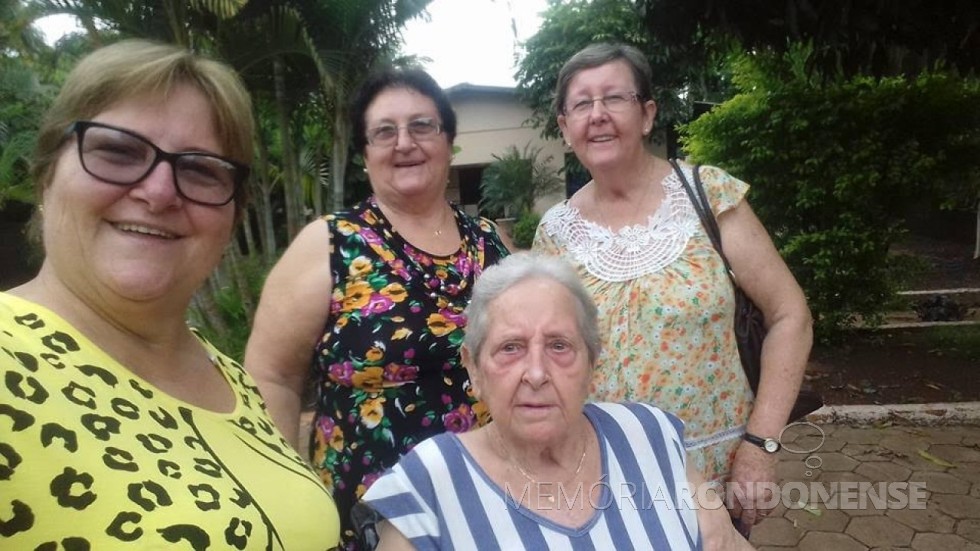 || Ena Iris Zastrow , em pé ao centro, com as irmãs Inge (e) e Gladis (d) e a mãe Francisca
 Vilma Wolfart. 
Imagem: Acervo Inge Wolfart - FOTO 5 - 