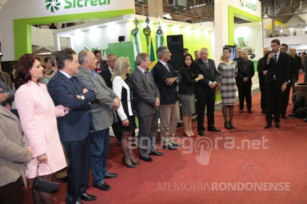 || Abertura da ExpoRondon 2017. Da esquerda à direita: casal Roseli e deputado estadual Ademir Antonio Osmar Bier, deputado estadual José Carlos Schiavinatto, casal Alita e deputado estadual Elio Rusch. José Richa Filho, secretário estadual de Infraestrutura e Logística (SEIL); Márcia Veit, secretária municipal de Cultura e esposo Ilário (Ila) Hofsteatter, vice-prefeito municipal; e casal Josiane Laborde, secretária municipal de Assistência Social e esposo Marcio Andrei Rauber, prefeito municipal de Marechal Cândido Rondon.
Imagem: Acervo O Presente - FOTO 21 -