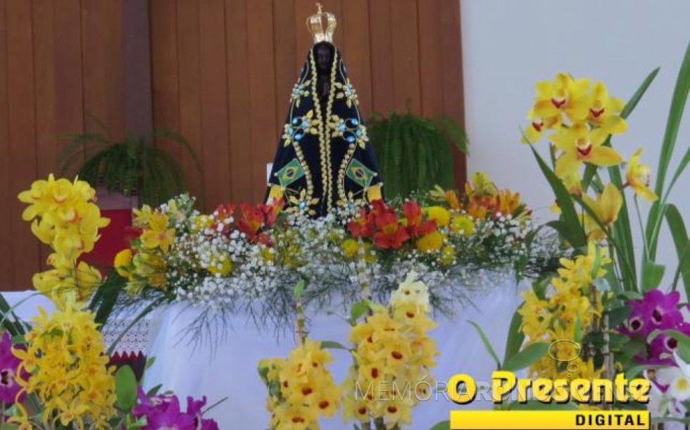 || Imagem de Nossa Senhora Aparecida em veneração na Matriz Católica Sagrado Coração de Jesus. 
Acervo: O Presidente Digital - FOTO 14 - 