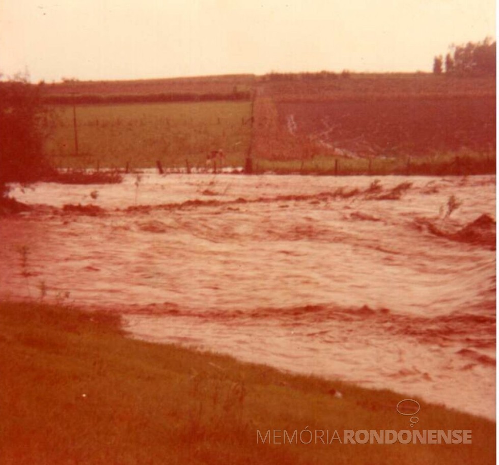 || Enchente do Arroio Fundo na Linha Heidrich, no município de Marechal Cândido Rondon, nas chuvas de final de maio de 1983. 
Imagem: Acervo Sônia Vorpagel Tischer - FOTO 19 --