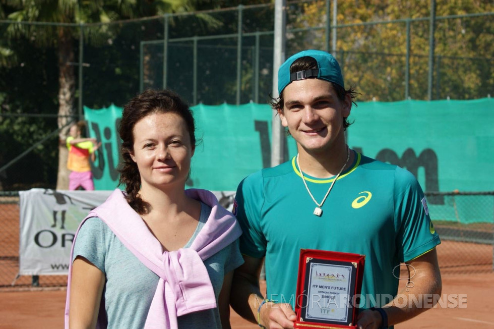|| Thiago Wild com o troféu conquistado no torneio de tênis de Anatalya, na Turquia, em novembro de 2017.
Imagem: OGlobo - FOTO 9 -