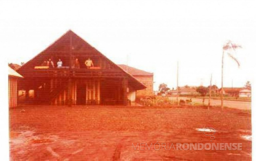 || Prédio do Peninha's Chopp Som, estabelecimento que entrou em funcionamento em  março de 1975. Hoje não existe mais. 
Á direita, no fundo, a residência de Guilherme (Wili) Hiller, sócio-proprietário junto com o senhor Eno Thessing, a extinta fábrica Móveis Wileno, mais tarde Móveis Girassol, instalada na esquina das Ruas Sete de Setembro e Paraná.
Imagem:  Acervo Sérgio Giordani - FOTO 1  -