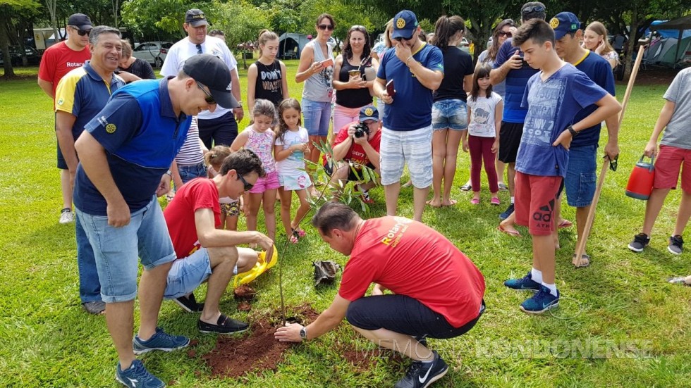 || Rotarianos rondonenses plantando a 113ª árvore no Bosque do Rotary, em Porto Mendes. 
Imagem: Acervo Rotary Assis Chateuabriand - FOTO 19 - 
