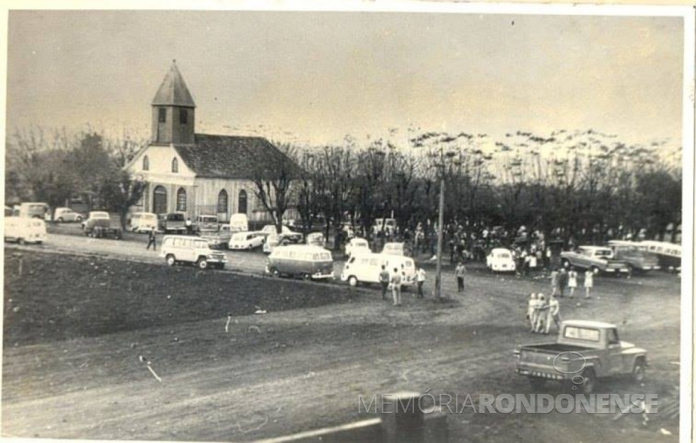 || A primeira igreja (em madeira) da comunidade católica de Marechal Cândido Rondon, demolida em fevereiro de 1976. 
Imagem: Acervo Memória Rondonense  - FOTO 4 -