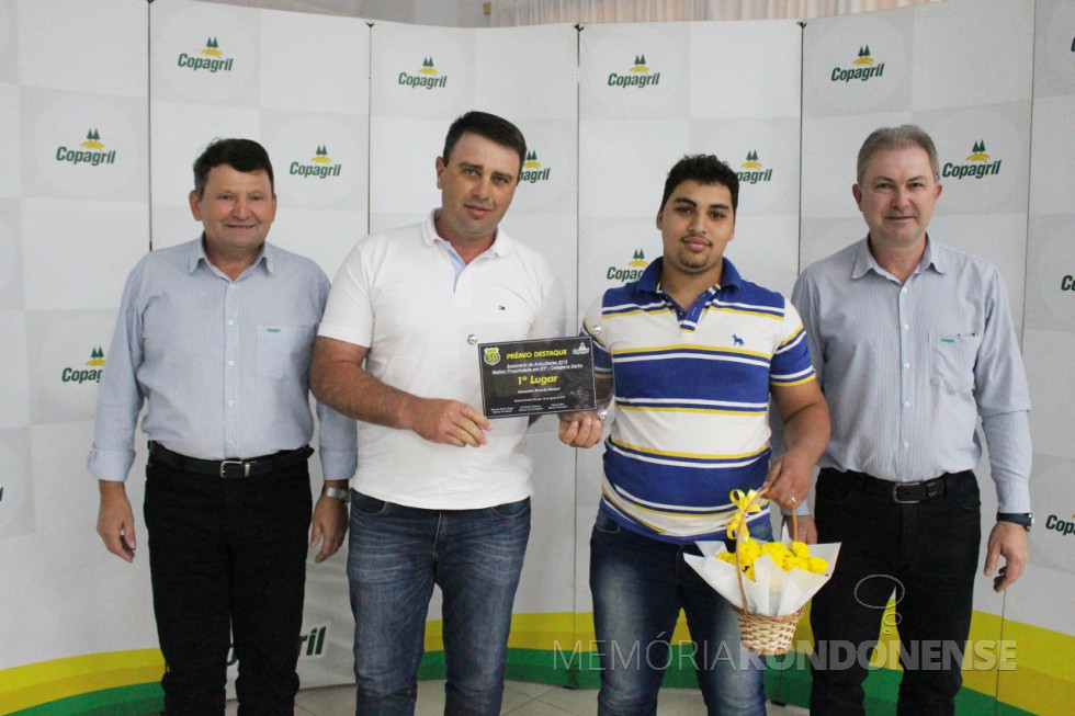 || Produtor Alexandre Ricardo Wickert (camisa branca) e colaborador, de Quatro Pontes , 1º lugar na categoria