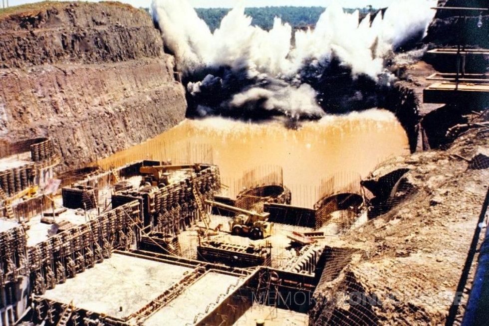 || Momento da detonação dos explosivos para o desvio das águas do Rio Paraná, em outubro de 1978.
Imagem: Acervo Itaipu Binacional - FOTO 13 -