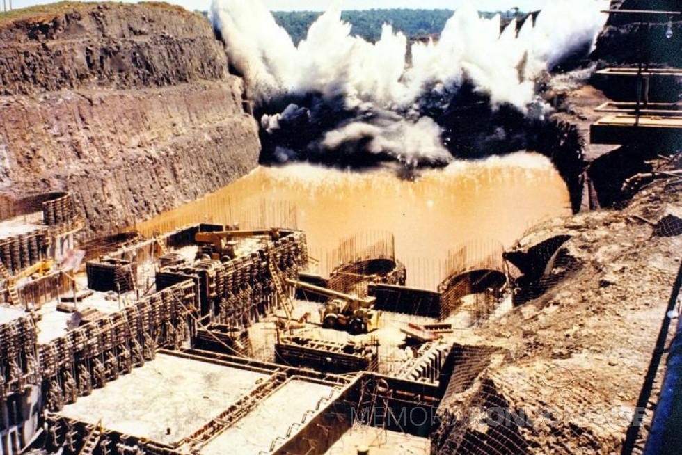 || Momento da detonação dos explosivos para o desvio das águas do Rio Paraná, em outubro de 1978.
Imagem: Acervo Itaipu Binacional - FOTO 11 -