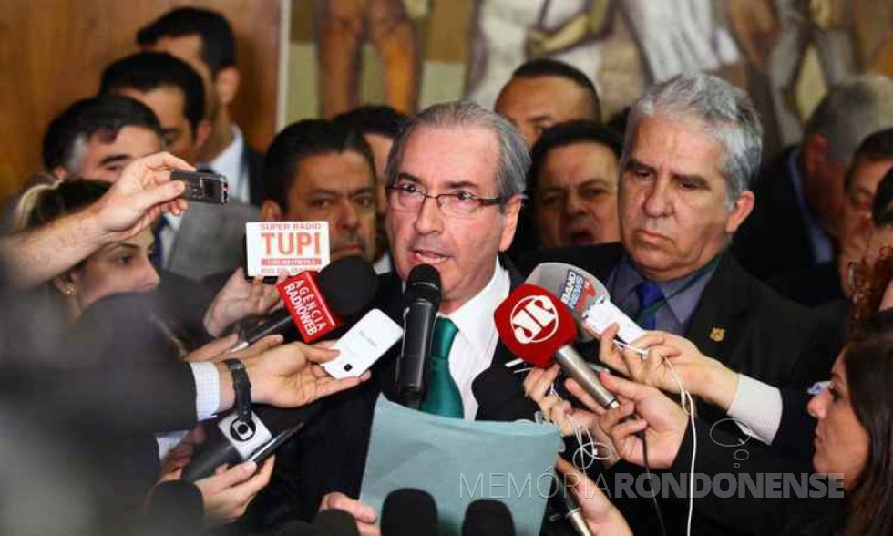 || Deputado federal Eduardo Cunha lendo a carta de renúncia à presidente da Câmara dos Deputadoa. 
Imagem: Acervo Agência Brasil - FOTO 10 - 