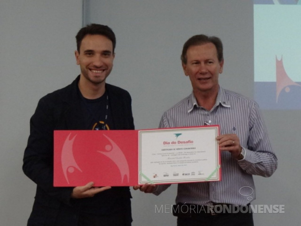 || Prefeito Municipal Moacir Froelich recebendo o Diploma de Honra ao Mérito Comunitário, de Júnior Bifon, gerente da unidade do SESC - Marechal Cândido Rondon -, pela participação do município no Dia do Desafio 2015. 
Imagem: Acervo Imprensa PM-MCR
Crédito:  O Presente -  FOTO 14 -
