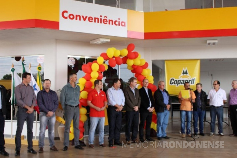 || Solenidade de inauguração do posto de combustível da Copagril, na sede municipal de Nova Santa Rosa, em julho de 2016.
Da esquerda a direita: 1º a 4º - não identificados; 5º, 6º e 7º - Márcio Buss, Eloi Darci Podkowa, Ricardo Silvio Chapla, diretor-secretário, diretor vice-presidente e diretor-presidente da Copagril, respectivamente; 8º - Ademar Bloch, vice-prefeito de Nova Santa Rosa; 9º - jornalista Regis Guerreiro; 10º - não identificado; 11º - jornalista Daniel Ronaldo, da Rádio Cristalina; e 12º - não identificado.
Imagem: Acervo Imprensa Copagril - FOTO 17 -