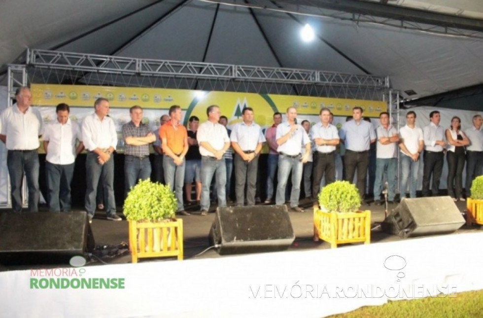|| Solenidade de abertura do Dia de Campo Copagril 2016. Da esquerda à direita: 1º - Rudi Kuns, chefe da SEAB-Toledo; 2º e 3º - não identificados; 4º deputado estadual Elio Rusch;  5º - Moacir Froelich, prefeito municipal ; 6º - Valter Vanzella, diretor-presidente da Cooperativa Central Frimesa; 7º - Márcio Buss - diretor secretário da Copagril; 8º - Ricardo Silvio Chapla, diretor-presidente da Copagril;  9º - Eloi Darci Podkowa, diretor-vice-presidente da Copagril; 10º - Paulo Feyh, prefeito municipal de Quatro Pontes; 11º - não identificado; 12º - Jucerlei Sotoriva - prefeito municipal de Santa Helena; 13º - Rodrigo Fernandes, prefeito municipal de Nova Santa Rosa; 14º e 15º - não identificados. 
Imagem: Acervo Copagril
Crédito: Carina Ribeiro - FOTO 19 –