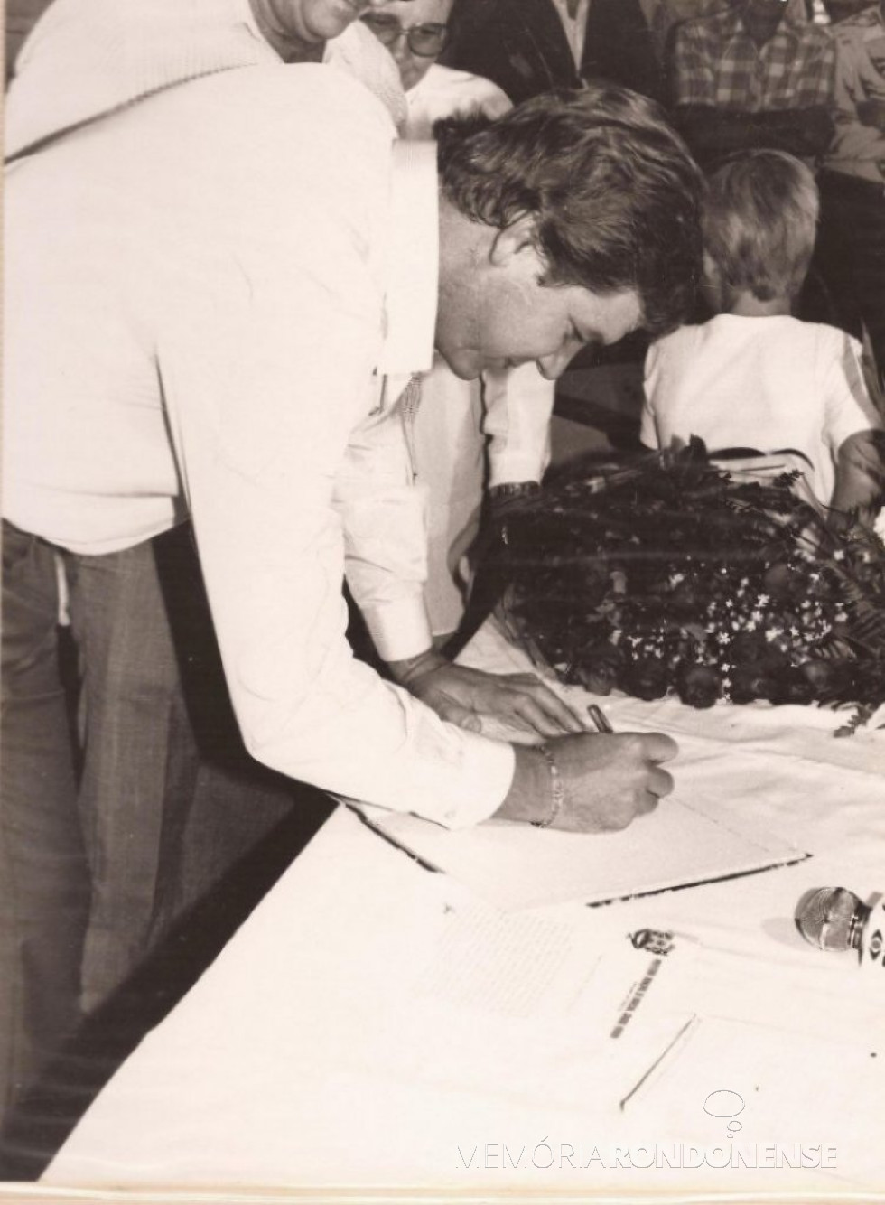 || Vereador e presidente da Câmara Municipal de Marechal Cândido Rondon assinando o termo de posse como prefeito interino de Marechal Cândido Rondon, em começo de junho de 1983. 
Imagem: Acervo pessoal - FOTO 25 -