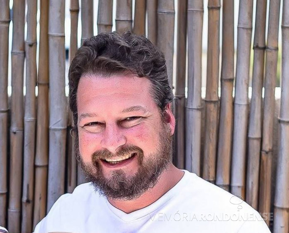 || Paleontólogo  rondonense Sandro Scheffler, curador da exposição