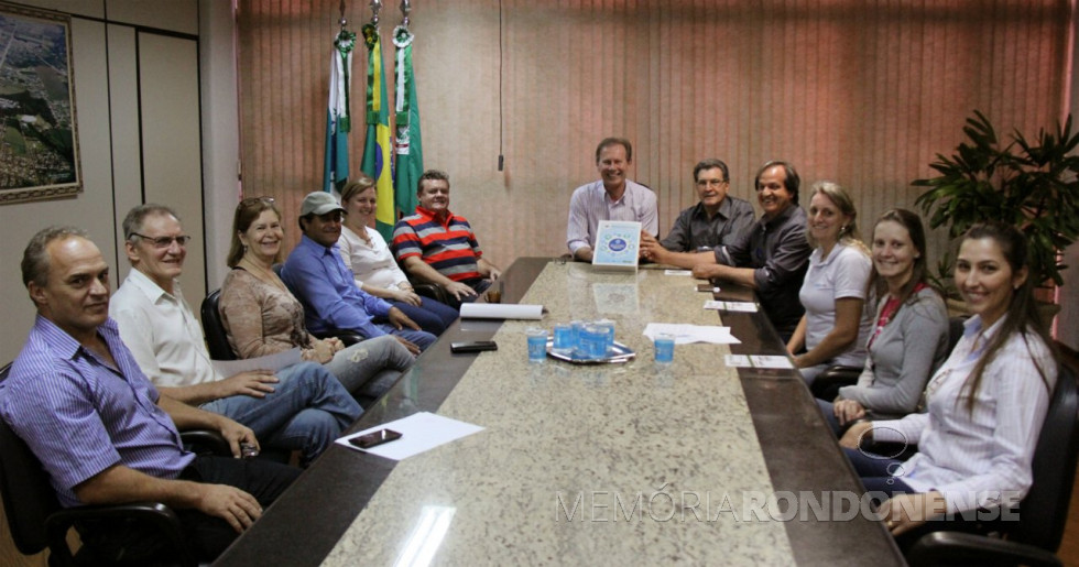 || Momento da entrega oficial do Plano Municipal da Saneamento Básico pelo SAAE ao prefeito municipal Moacir Froelich. 
Da esquerda a direita:  1ª - Vilmar Mantovani - secretário municipal de Agricultura e Políticas Ambientais;  Urbano Mertz - diretor da Secretaria Municipal de Agricultura e Políticas Ambientais; 3ª - não identificada; 4ª - Gerson da Silva - funcionário do SAAE; 5ª - não identificada; 6ª - Lair Bersch - chefe de gabinete; 7ª - prefeito municipal Moacir Froelich; 8ª - vice prefeito Silvestre Cottica, 9ª - Luiz Carlos Lirio (Grilo), diretor-geral do SAAE; e 10ª a 12ª - não identificadas. 
Imagem: Acervo Imprensa PM-MCR. 
Crédito: Ademir Herrmann  - FOTO 21 - 
