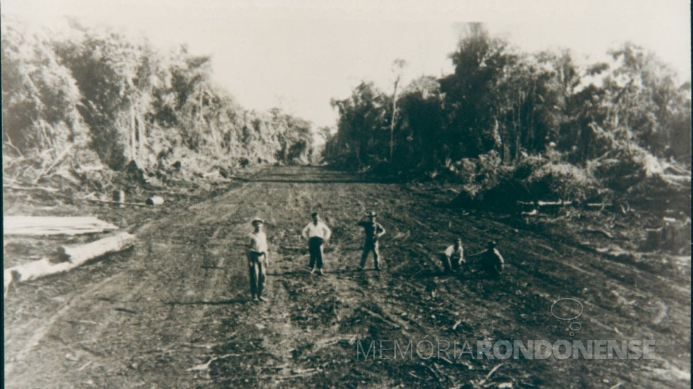 || Abertura da Avenida General Canabarro, agora no centro da cidade de Maripá, em 1953. 
Imagem: Acervo Prefeitura local - FOTO 8 - 