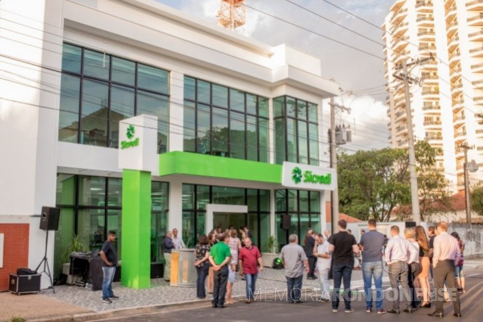 || Vista externa agência da Sicredi Aliança PR/SP na cidade de Monte Alto (SP), na data de sua inauguração. 
Imagem: Paraná Cooperativo - OCEPAR - FOTO 22 -