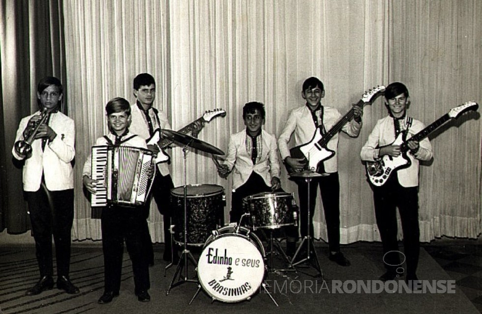 || Edino e seus Brasinhas ou Edinho Show que se apresentou no Clube Concórdia, em 19 de julho de 1976. 
Imagem: Acervo Memória Rondonense - FOTO 3 - 