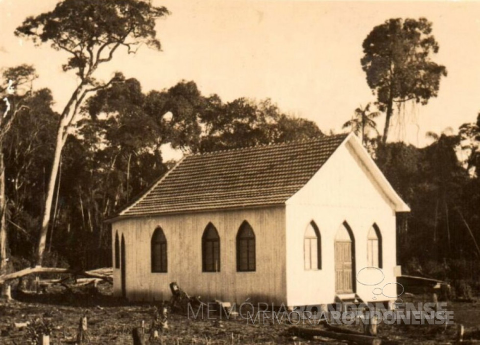 || Igreja pioneira da comunidade católica de São Cristóvão, distrito de Margarida, construída em área de terra oferecida gratuitamente pelo casal pioneiro Leopoldo José e Hilda (Rauber) Witeck. Imagem: Acervo Cleci Kleemann e Clarice Dahmer - FOTO 2 -