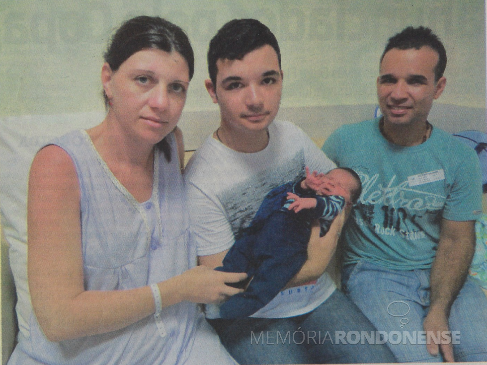 || Primeiro nascido de 2018, em Marechal Cândido Rondon, no colo do irmão Leonardo e na companhia dos  pais Adriane e Agnaldo Ferreira da Silva. 
Imagem: Acervo O Presente - FOTO 44 - 