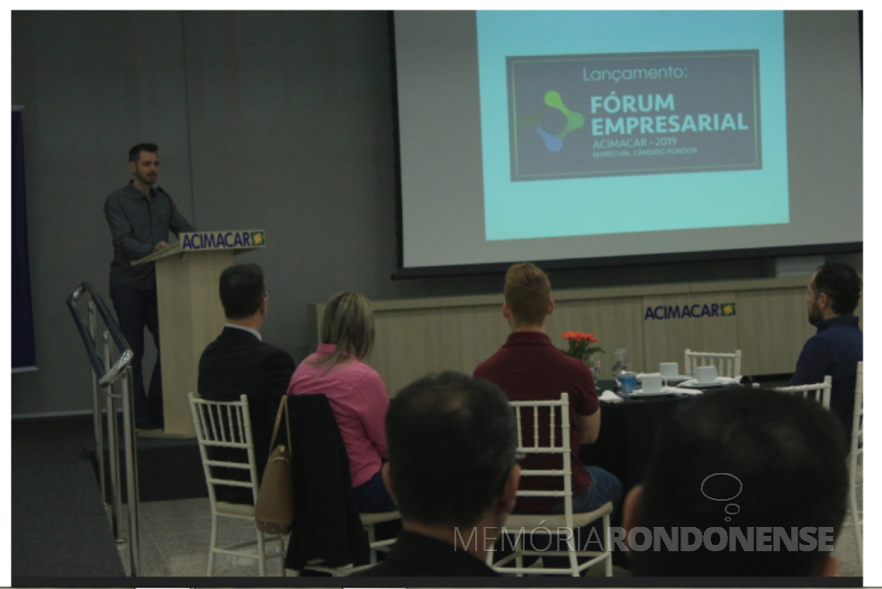 || Empresário Mairus Gruber, vice-presidente de Desenvolvimento Profissional da Acimacar apresentando a programação do Fórum Empresarial 2019.
Imagem: Acervo da ACIMACAR - FOTO 12 -