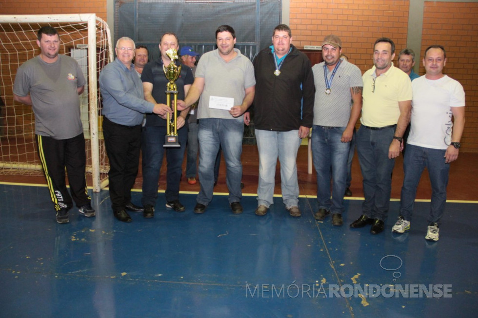 || Premiação dos campeões do Campeonato Municipal de Canastra de Pato Bragado 2018.
Da esquerda à direita: André Eich, Leomar Rohden (Prefeito Municipal), Rafael Traczynski, Adilson Manhabosco, Pablo Hartmann, Gean Oliveira, Dirceu Anderle (vice-prefeito) e Kleber Duarte( secretário municipal de Esporte e Lazer).
Imagem: Acervo Imprensa PM - Pato Bragado - FOTO 31 -