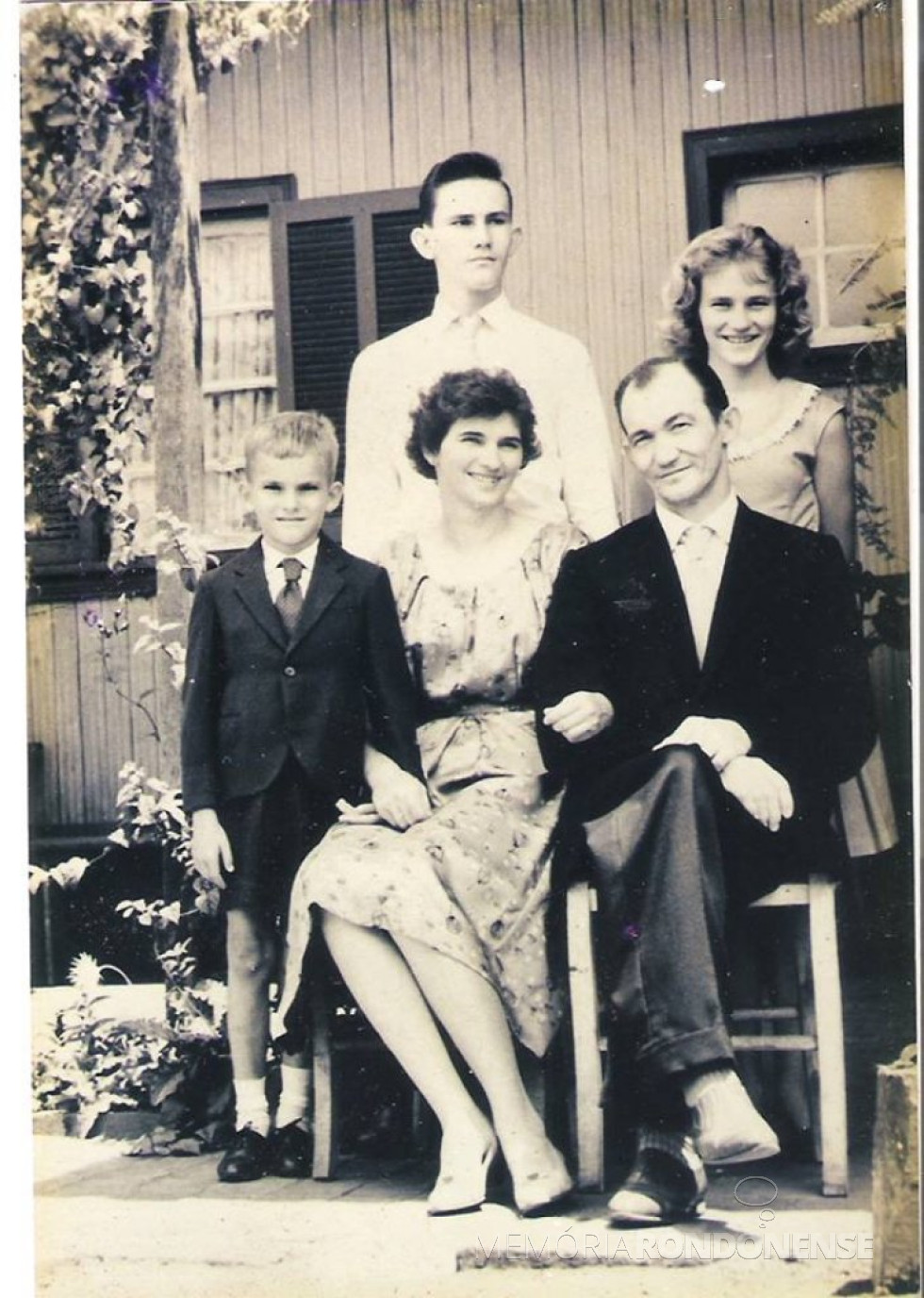 || Casal Gustavo Herbert  e Erna (Weirich) Lamb, com os filhos Arnold, Any e Albert, que veio de mudança em Marechal Cândido Rondon, em junho de  1959
Imagem: Acervo Arnold Lamb  - FOTO 5 -