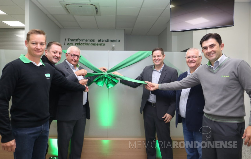 || Momento de desate da fita de reinauguração da agência de Pato Bragado, da Sicredi Aliança PR/SP.
Da esquerda à direita: Márcio Schons. presidente da Associação Comercial e Empresarial local; Ildo Vorpagel Hoffmann, vice-presidente do Conselho de Administração da cooperativa de crédito; Adolfo Rudolfo Freitag, presidente do Conselho de Administração da Sicredi Aliança PR/SP; Ronaldo Schroeder, gerente da agência; Leomar Rohden (Mano), prefeito municipal de Pato Bragado; e Fernando de Barros Fenner, diretor-executivo da Sicredi Aliança PR/SP.
Imagem: Acervo da Comunicação da cooperativa de crédito. - FOTO 17 -