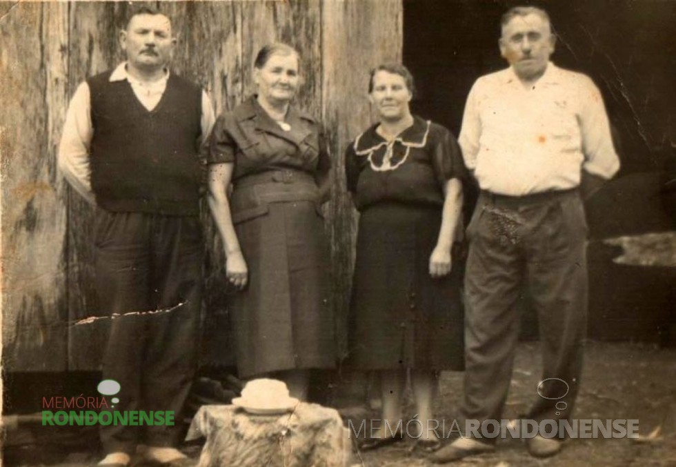||Pioneira Wanda Weimann à esquerda do esposo Edmund Weimann, fotografada em companhia de um casal de amigos, à direta da foto. 
Imagem: Acervo Claúdio e Merci Lindner.