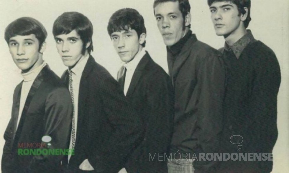 || Raul Seixas, terceiro da esquerda a direita, no começo de sua carreira de músico, foi Raulzito e Os Panteras. A banda não alcançou sucesso e se desintegrou. A partir daí, Raul Seixas seguiu carreira de solo, de sucesso, até a sua morte em 1989. Imagem: Acervo imagenshistoricas.com.br - FOTO 16 –