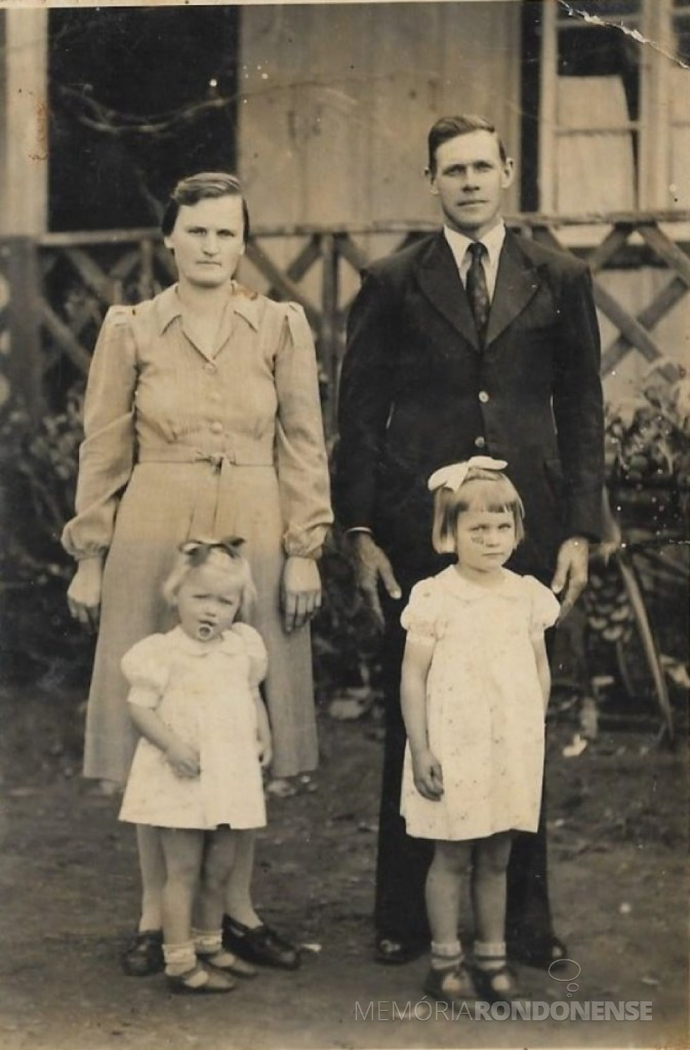 || Rosa Olga e Guilherme Frederico Balkau, pioneiros rondonenses, fotografados em 1944, com as filhas Ilone e Hildegard, em Candeia, município de Santa Rosa (RS). 
Imagem: Acervo da família. - FOTO 5 -
