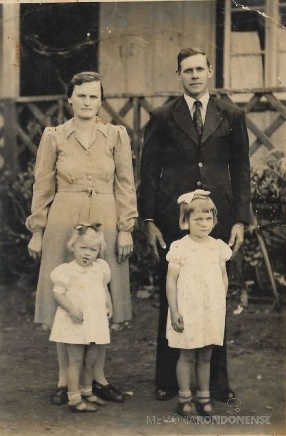 || Rosa Olga e Guilherme Frederico Balkau, pioneiros rondonenses, fotografados em 1944, com as filhas Ilone e Hildegard, em Candeia, município de Santa Rosa (RS). 
Imagem: Acervo da família. - FOTO 5 - 