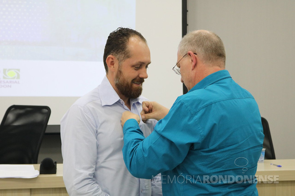 || Arquiteto e urbanista Ricardo Luiz Leites de Oliveira recebendo o distintivo (pin) de presidente  da Acimacar gestão 2019/2020 de seu antecessor empresário Gerson Froehner, em abril de  2019.
Imagem: Acervo Acimacar - Crédito: Leme Comunicação Integrada - FOTO 12 -