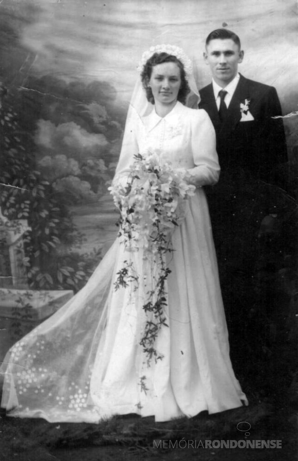 || Pioneira rondonense Hildegard Weimann, falecida em 09 de fevereiro de 2001, no dia de seu casamento com Herbert Boroski, em 23 de junho de 1956. 
Imagem: Acervo Cláudio e Merci Lindner - FOTO 3 - 