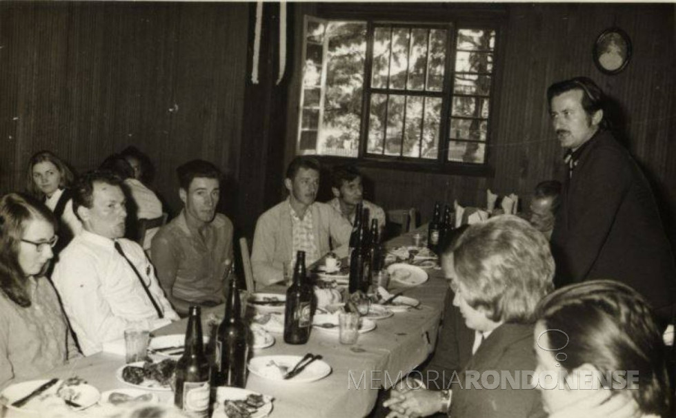 || Alocução do radialista Vitorino Angeli, da Rádio Difusora Rondon, durante o almoço para a formação da biblioteca. 
Da esquerda à direita: casal Alice (nascida Goergen) e Romeu Sauer, vereador Elmo Lauro Gall e demais não identificados. 
Imagem: Acervo Fundo Fotográfico de Marechal Cândido Rondon - FOTO 7 - 