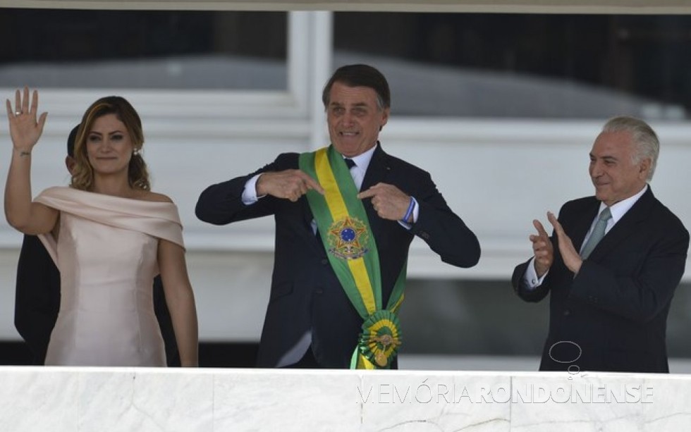 || Jair Messias Bolsonaro  na companhia da esposa Michele com a faixa presidencial recebida de seu antecessor Michel Temer. 
Imagem: Acervo Agência Brasil - FOTO 49 - 