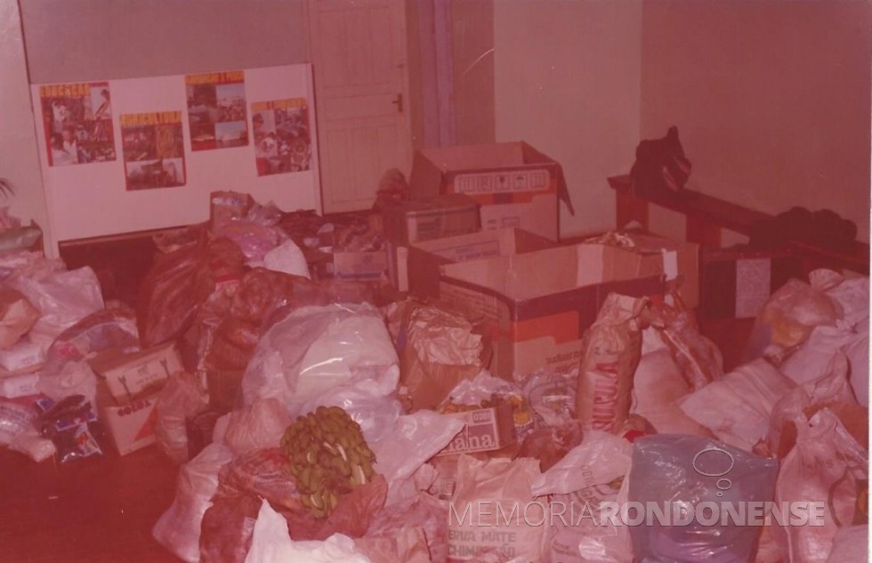 || Mostra dos donativos angariados para os flagelados de Guaíra, em 1983. 
Imagem: Acervo Memória Rondonense - FOTO 2 - 