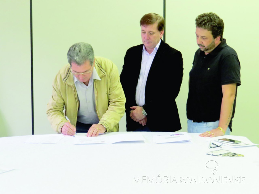 || Vice-prefeito Silvestre Cóttica assinando a renovação do termo de cooperação com a Unioeste - Marechal Cândido Rondon, na presença do diretor do campus, Prof.Dr. Davi Félix Schreiner (centro) e do Prof. Dr.  Afonso Gonçalves, do curso de Agronomia (direita), em maio de 2016.
Imagem: Acervo O Presente  - FOTO 12 -