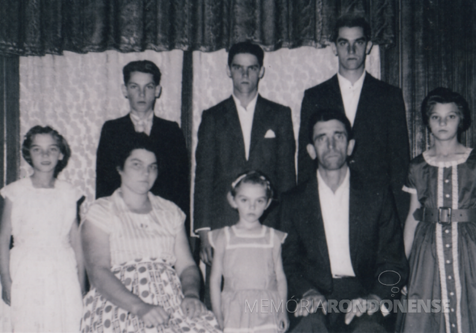 || Casal Margarida Tercilla (nascida Magnani) e Alduino João Foppa com os filhos, da esquerda à direta: Leonide, Moacir, Dionir, Ivete, Elenita Salete (m) e Mercedes.
O casal é sogro do historiador rondonense Harto Viteck.
Imagem: Acervo da família - FOTO 18 -