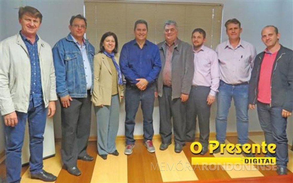|| Deputado estadual Gilson de Souza (de camisa azul ao centro) aos integrantes do PSC de Marechal Cândido Rondon e pastores, em julho de
Da esquerda a direita: 1º - empresário Nilson Hachmann; 2º - não identificado; 3ª - não identificada; deputado Gilson de Souza; 5º - engenheiro-civil Vitor Gacobbo; e 6º, 7º e 8º - não identificados.
Imagem: Acervo O Presente Digital -
Crédito: Mirely Weirich - FOTO 11 -