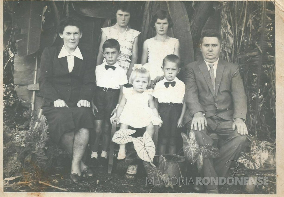 || Casal Maria Dalita Witeck e Roberto Schütz com os filhos, da esquerda à direta, ao fundo: Izali e Marli; à frente: Neri, Dorly e Clari.
Imagem: Acervo Dorly Schütz