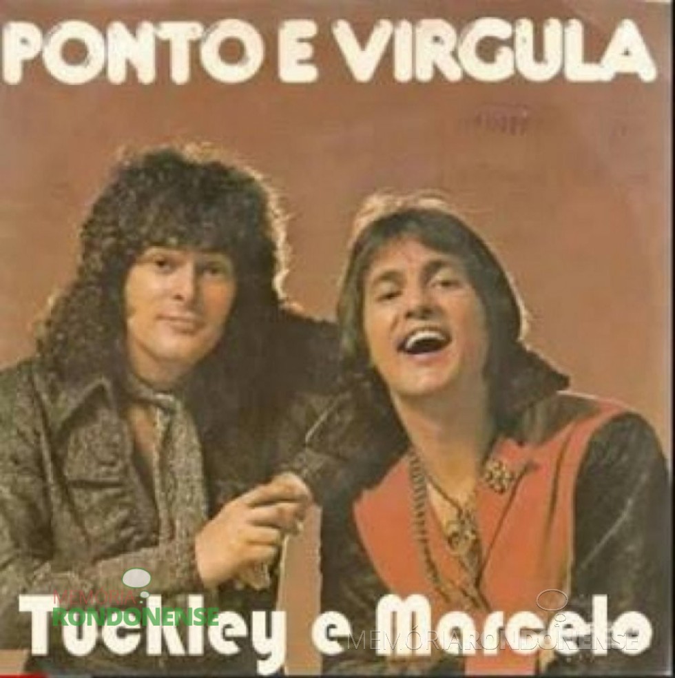 || Ponto e Vírgula - A dupla era formada pelo gaúcho Marcelo Fasolo e pelo paranaense (de Tomazina) Tuclay Ganzert. O nome da música “Chacrilongo” é uma mistura de chato, cri-cri e pernilongo. Atualmente Tuclay Ganzert, com o nome artístico “Tuckley” é o melhor cover do cantor Raul Seixas. Imagem: Acervo www.memoriarondonense.com.bR - FOTO 5 - 