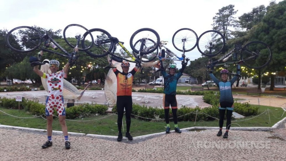 || Ciclistas rondonenses na chegada à cidade de Bonito (MS). 
Da direita à esquerda: Paul Lirio Berwig, Walmor Buche, Maicon Raupp e Marlise Berwig. 
Imagem: Acervo pessoal - FOTO 17 - 