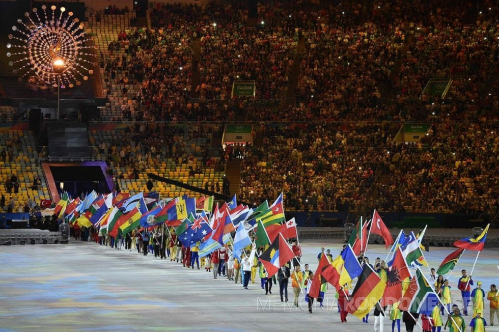 || Entrada de atletas que participaram da Rio 2016, no estádio do Maracanã, com a bandeira de seu respectivo pais no encerramento das Oimpíadas em agosto de 2016.
Imagem: Reprodução - FOTO 10 -